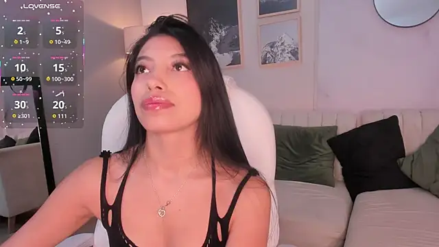 Snapshot of Tiffany_Low chatting on 12/19/25, 01:07 Tiffany Low online show from 12/19/25, 01:07