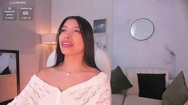 Snapshot of Tiffany_Low chatting on 01/18/26, 02:21 Tiffany Low online show from 01/18/26, 02:21