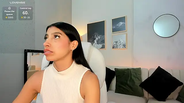 Snapshot of Tiffany_Low chatting on 02/01/26, 01:53 Tiffany Low online show from 02/01/26, 01:53