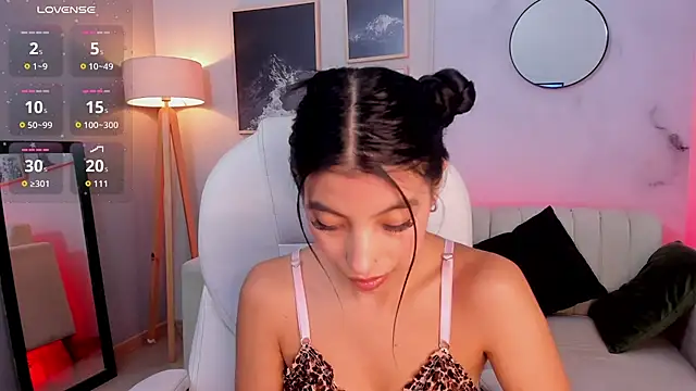 Snapshot of Tiffany_Low chatting on 02/02/26, 01:32 Tiffany Low online show from 02/02/26, 01:32