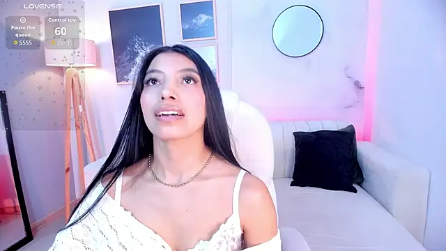 Snapshot of Tiffany_Low chatting on 02/11/26, 01:16 Tiffany Low online show from 02/11/26, 01:16