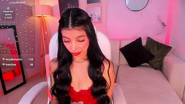 Snapshot of Tiffany_Low chatting on 02/14/26, 01:30 Tiffany Low online show from 02/14/26, 01:30