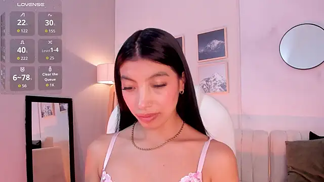 Snapshot of Tiffany_Low chatting on 02/19/26, 02:02 Tiffany Low online show from 02/19/26, 02:02