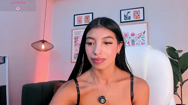 Snapshot of Tiffany_Low chatting on 07/19/26, 01:04 Tiffany Low online show from 07/19/26, 01:04