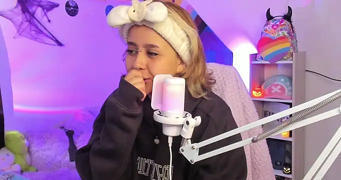 Snapshot of NekoWaifu chatting on 10/04/25, 01:09 NekoWaifu online show from 10/04/25, 01:09