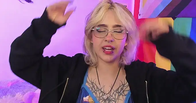 Snapshot of NekoWaifu chatting on 10/15/25, 01:11 NekoWaifu online show from 10/15/25, 01:11