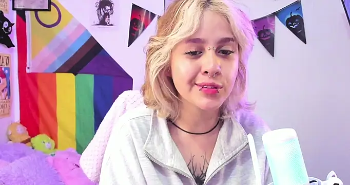 Snapshot of NekoWaifu chatting on 10/18/25, 01:23 NekoWaifu online show from 10/18/25, 01:23