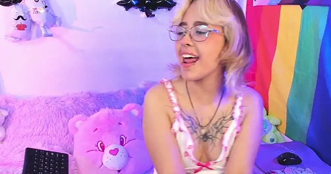 Snapshot of NekoWaifu chatting on 10/22/25, 01:11 NekoWaifu online show from 10/22/25, 01:11