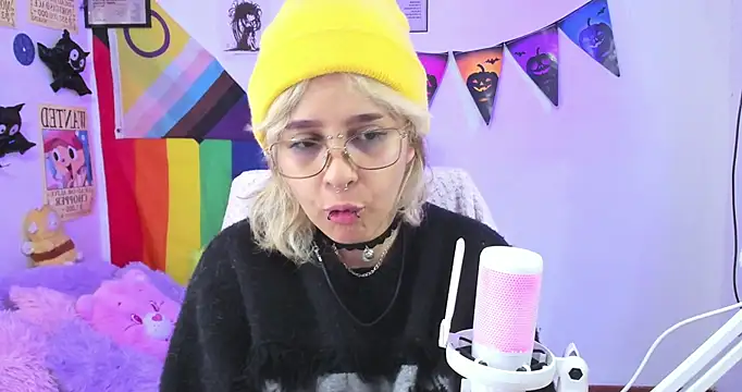 Snapshot of NekoWaifu chatting on 10/25/25, 01:18 NekoWaifu online show from 10/25/25, 01:18