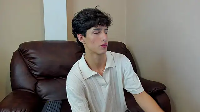 Snapshot of Xam_Collen chatting on 12/17/25, 02:34 Xam Collen online show from 12/17/25, 02:34