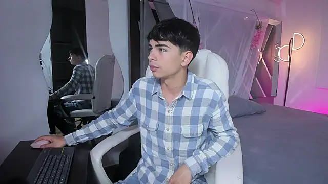 Snapshot of Peter_chase chatting on 11/06/25, 01:12 Peter chase online show from 11/06/25, 01:12