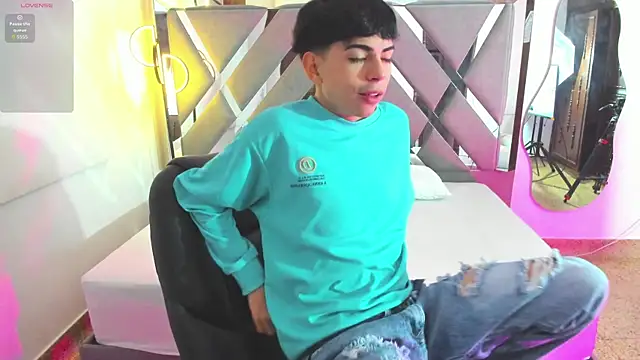 Snapshot of Peter_chase chatting on 11/20/25, 06:18 Peter chase online show from 11/20/25, 06:18