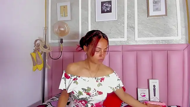 HoollyHendrix online show from 02/11/26, 08:14