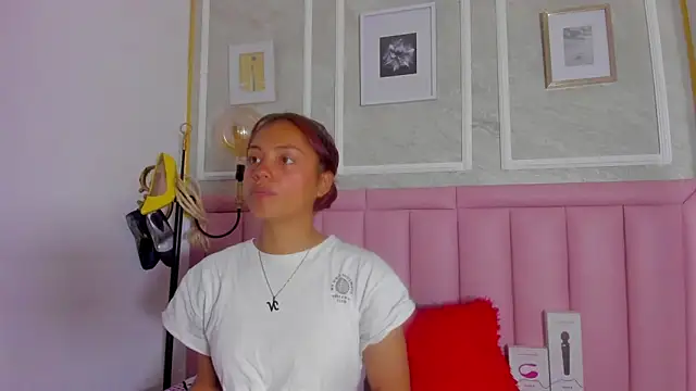 HoollyHendrix online show from 02/19/26, 08:38