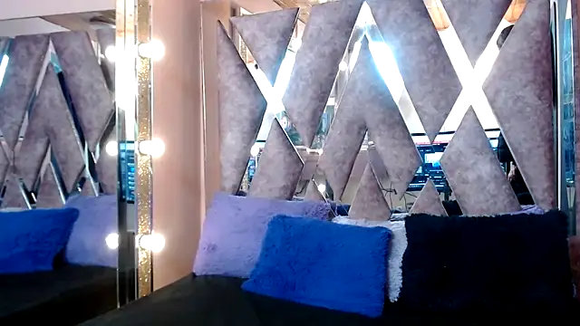 CRISTALHERRANZ online show from 10/04/25, 02:20