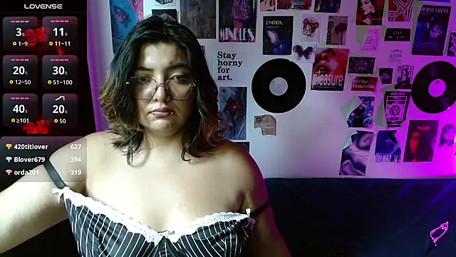Snapshot of Roxy_f_w chatting on 04/18/26, 07:07 Roxy f w online show from 04/18/26, 07:07