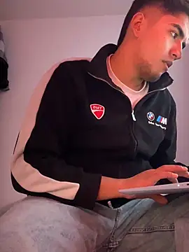 Snapshot of tomy_hot20 chatting on 09/22/25, 10:12 tomy hot20 online show from 09/22/25, 10:12