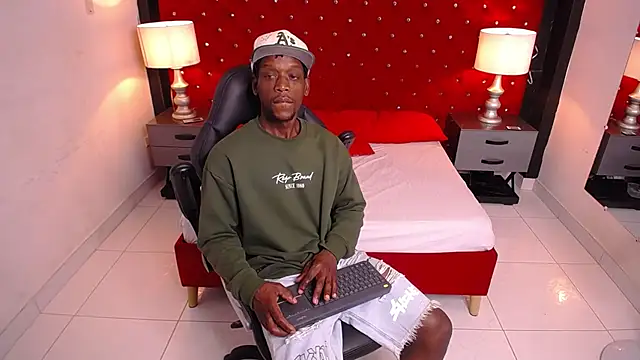 Snapshot of SkylerBigxxx chatting on 10/20/25, 03:29 SkylerBigxxx online show from 10/20/25, 03:29