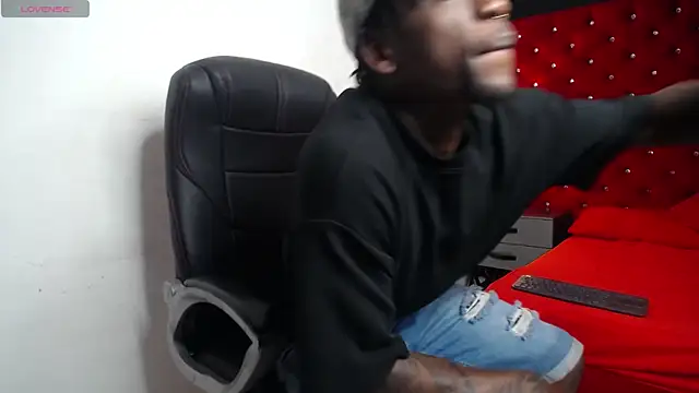 Snapshot of SkylerBigxxx chatting on 10/31/25, 03:51 SkylerBigxxx online show from 10/31/25, 03:51