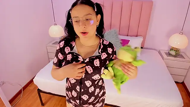 Snapshot of Amy_Ferreira chatting on 11/23/25, 12:43 Amy Ferreira online show from 11/23/25, 12:43