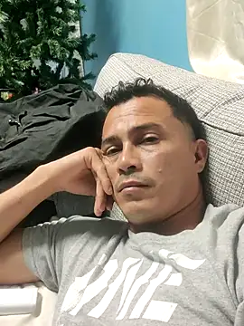 Snapshot of elflacodel25 chatting on 11/25/25, 04:12 elflacodel25 online show from 11/25/25, 04:12