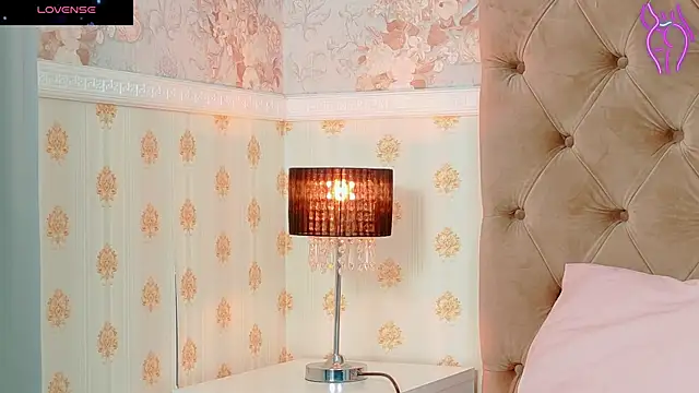 Snapshot of CoraVex chatting on 10/04/25, 03:48 CoraVex online show from 10/04/25, 03:48