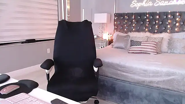 Snapshot of theofficialsophiasanchez chatting on 05/17/26, 04:32 theofficialsophiasanchez online show from 05/17/26, 04:32