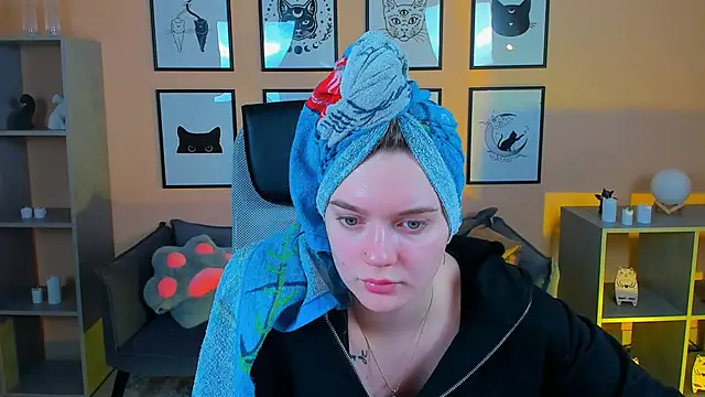 Snapshot of LisaMitchell chatting on 10/25/25, 02:08 LisaMitchell online show from 10/25/25, 02:08