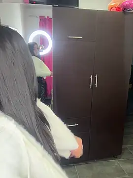 lilielou  online show from 11/28/25, 10:23