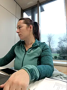 Snapshot of bichota85 chatting on 12/15/25, 09:02 bichota85 online show from 12/15/25, 09:02