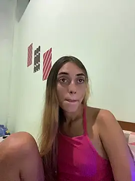 Snapshot of loirinhaaa chatting on 12/20/25, 10:06 loirinhaaa online show from 12/20/25, 10:06