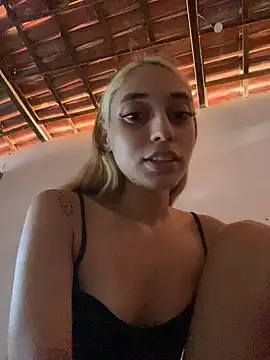 Snapshot of loirinhaaa chatting on 04/21/26, 07:06 loirinhaaa online show from 04/21/26, 07:06