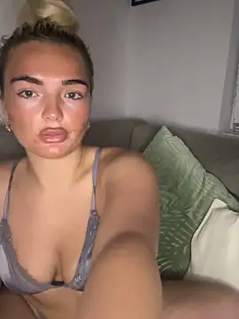 Snapshot of BelleXx chatting on 09/23/25, 04:26 BelleXx online show from 09/23/25, 04:26