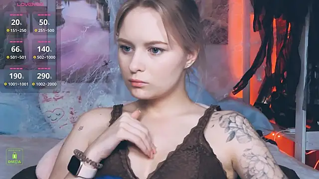 LunaLuxxy online show from 10/24/25, 03:52