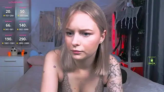 LunaLuxxy online show from 10/28/25, 03:25