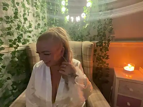 Snapshot of BonnyDesire chatting on 10/21/25, 06:52 BonnyDesire online show from 10/21/25, 06:52