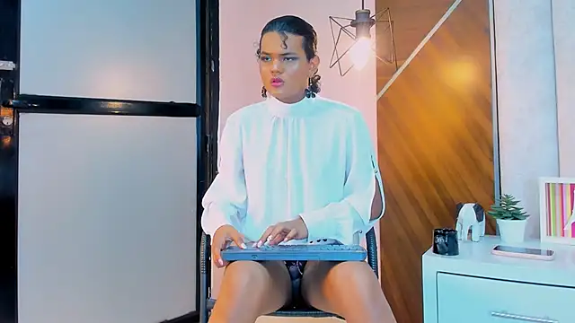 SirinaTurner online show from 09/30/25, 03:11