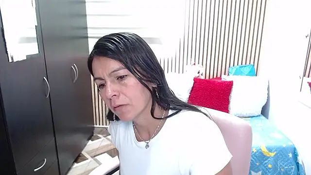 Snapshot of camilavargas_ chatting on 05/31/26, 08:43 camilavargas online show from 05/31/26, 08:43