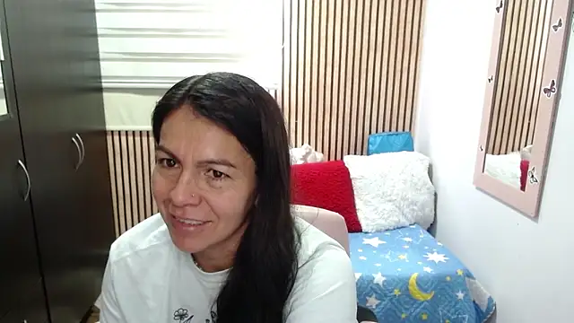 Snapshot of camilavargas_ chatting on 06/09/26, 07:03 camilavargas online show from 06/09/26, 07:03