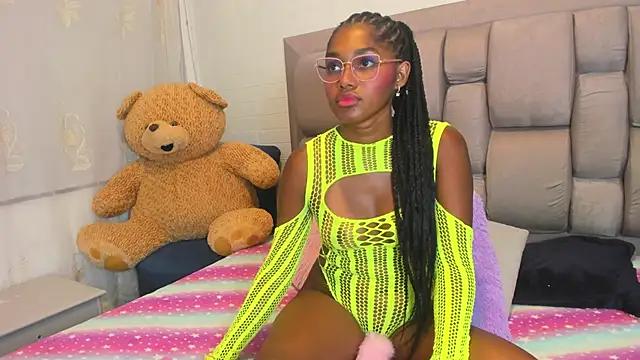 Snapshot of Beauty_Luci chatting on 10/07/25, 10:51 Beauty Luci online show from 10/07/25, 10:51