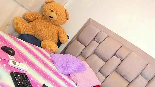 Snapshot of Beauty_Luci chatting on 10/09/25, 08:07 Beauty Luci online show from 10/09/25, 08:07