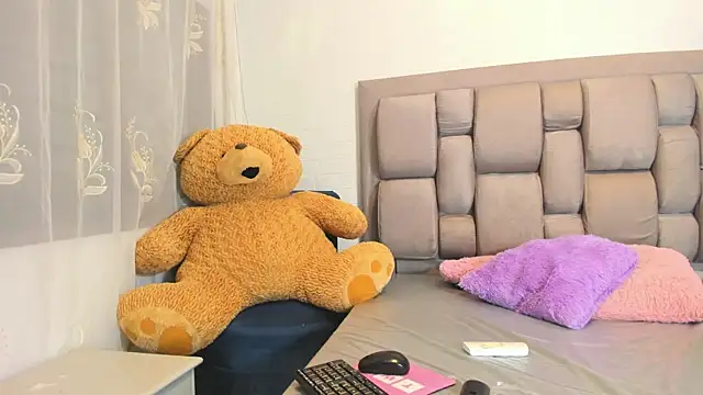 Snapshot of Beauty_Luci chatting on 10/18/25, 09:54 Beauty Luci online show from 10/18/25, 09:54