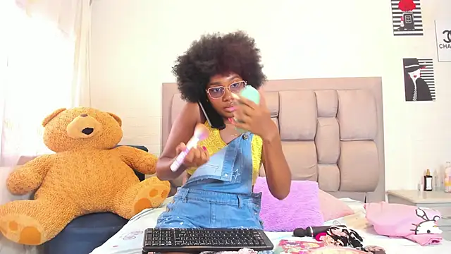 Snapshot of Beauty_Luci chatting on 10/20/25, 07:58 Beauty Luci online show from 10/20/25, 07:58