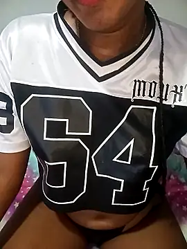 Snapshot of Beauty_Luci chatting on 12/17/25, 05:30 Beauty Luci online show from 12/17/25, 05:30