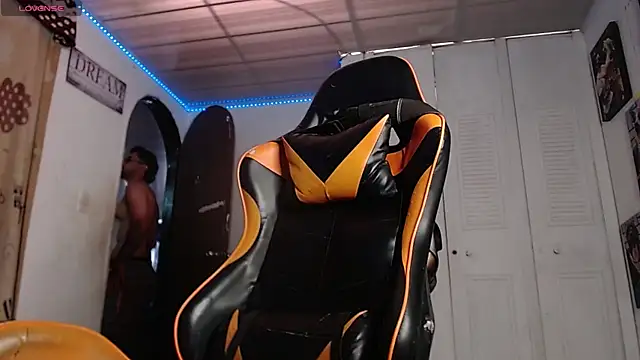 Snapshot of Chrys_harris77 chatting on 11/21/25, 04:27 Chrys harris77 online show from 11/21/25, 04:27