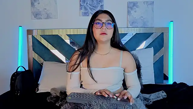 Snapshot of Violettabloom_ chatting on 09/18/25, 07:49 Violettabloom  online show from 09/18/25, 07:49