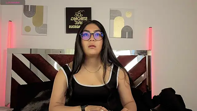 Snapshot of Violettabloom_ chatting on 09/27/25, 12:43 Violettabloom  online show from 09/27/25, 12:43