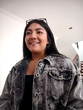 Snapshot of Violettabloom_ chatting on 10/06/25, 07:00 Violettabloom  online show from 10/06/25, 07:00