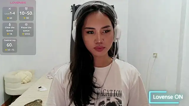 Snapshot of Divine_Goddesss chatting on 04/19/26, 08:11 Divine Goddesss online show from 04/19/26, 08:11