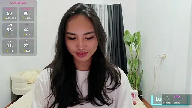 Snapshot of Divine_Goddesss chatting on 04/22/26, 08:32 Divine Goddesss online show from 04/22/26, 08:32